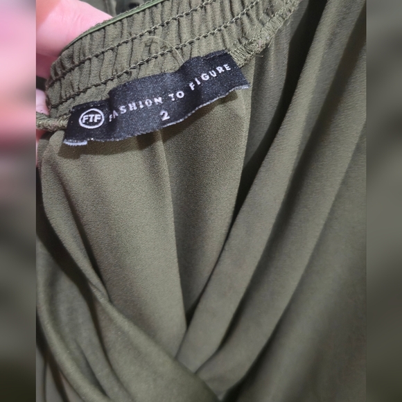 🍂🍁Like new 2x Fashion To Figure Open Shouldr Blouse - Picture 2 of 3